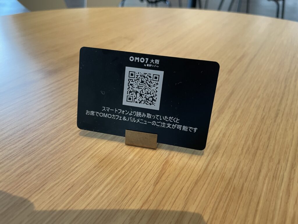 OMO7大阪 テーブル上のQRコード