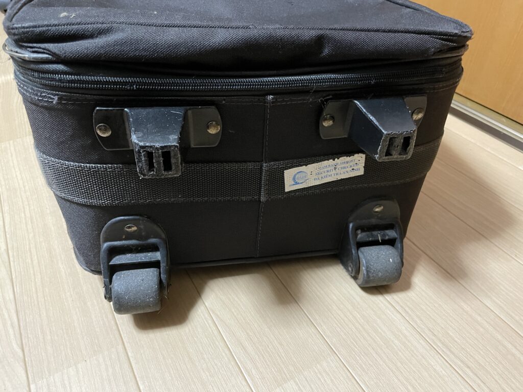 １６年使ったアメリカンツーリスター スーツケースの底面